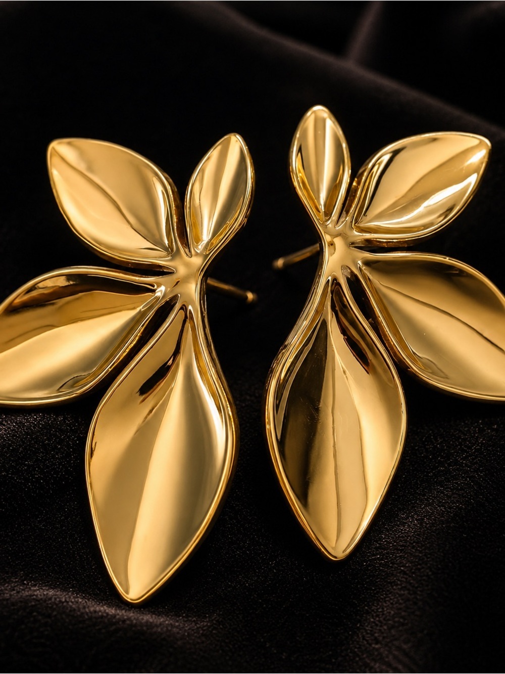 Stainless steel leaves in gold tone stud earrings - Picture 5 of 8